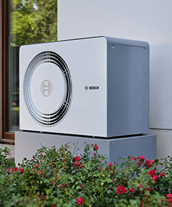 Bosch Wärmepumpe Compress an einer Hauswand