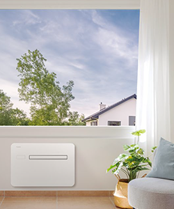 Ein Panasonic Raumklimagerät unter einem Fenster installiert