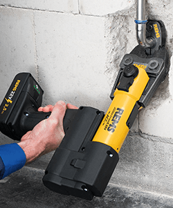 REMS Akku-Press 22V Pressmaschine an einer schwerzugänglichen Stelle