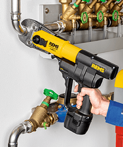 REMS Akku-Press Pressmaschine in der Anwendung