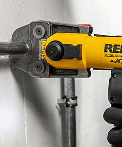 Eine REMS Presszange in der Anwendung