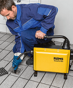 Die elektrische Rohrreinigungsmaschine Cobra 22 von REMS