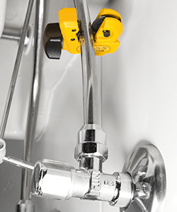 REMS Rohrabschneider an einem Edelstahlrohr