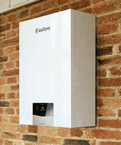 Die ecoTEC exclusive von Vaillant an einer Backsteinwand